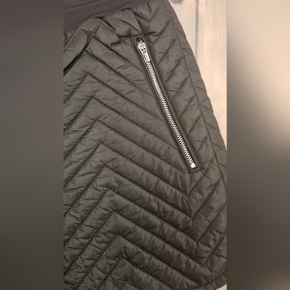 ATHLETA Apres Ski quilted Short Zip Pockets in black. Size 4 - Picture 9 of 15